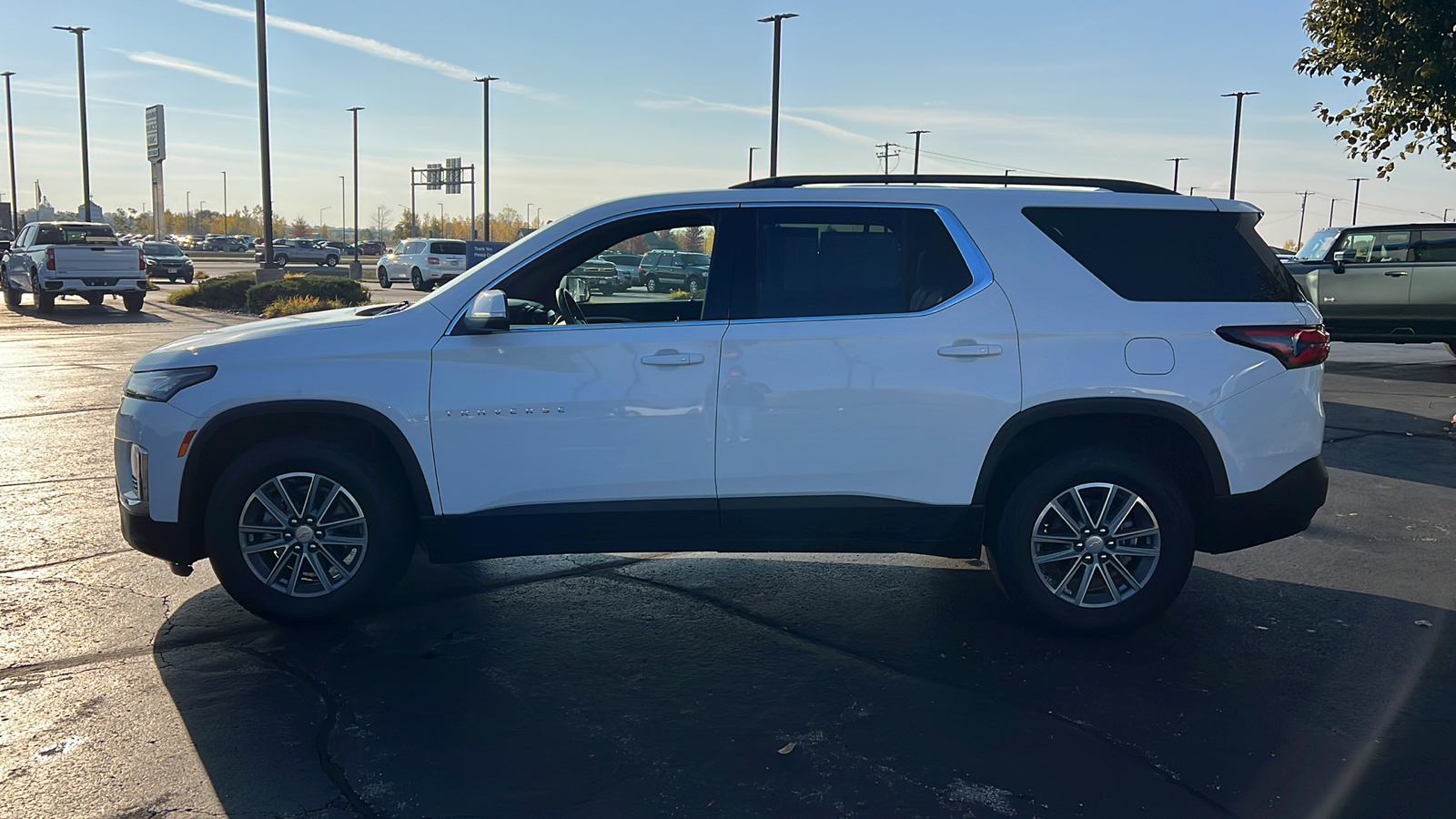 2023 Chevrolet Traverse LT Cloth 2