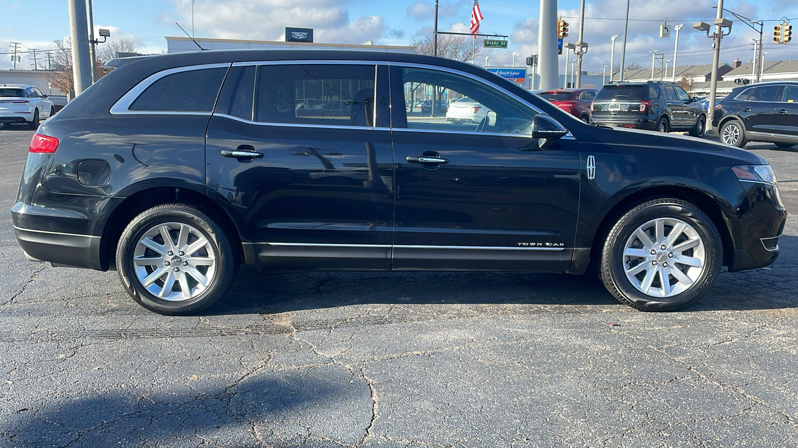 2018 Lincoln MKT Livery 3