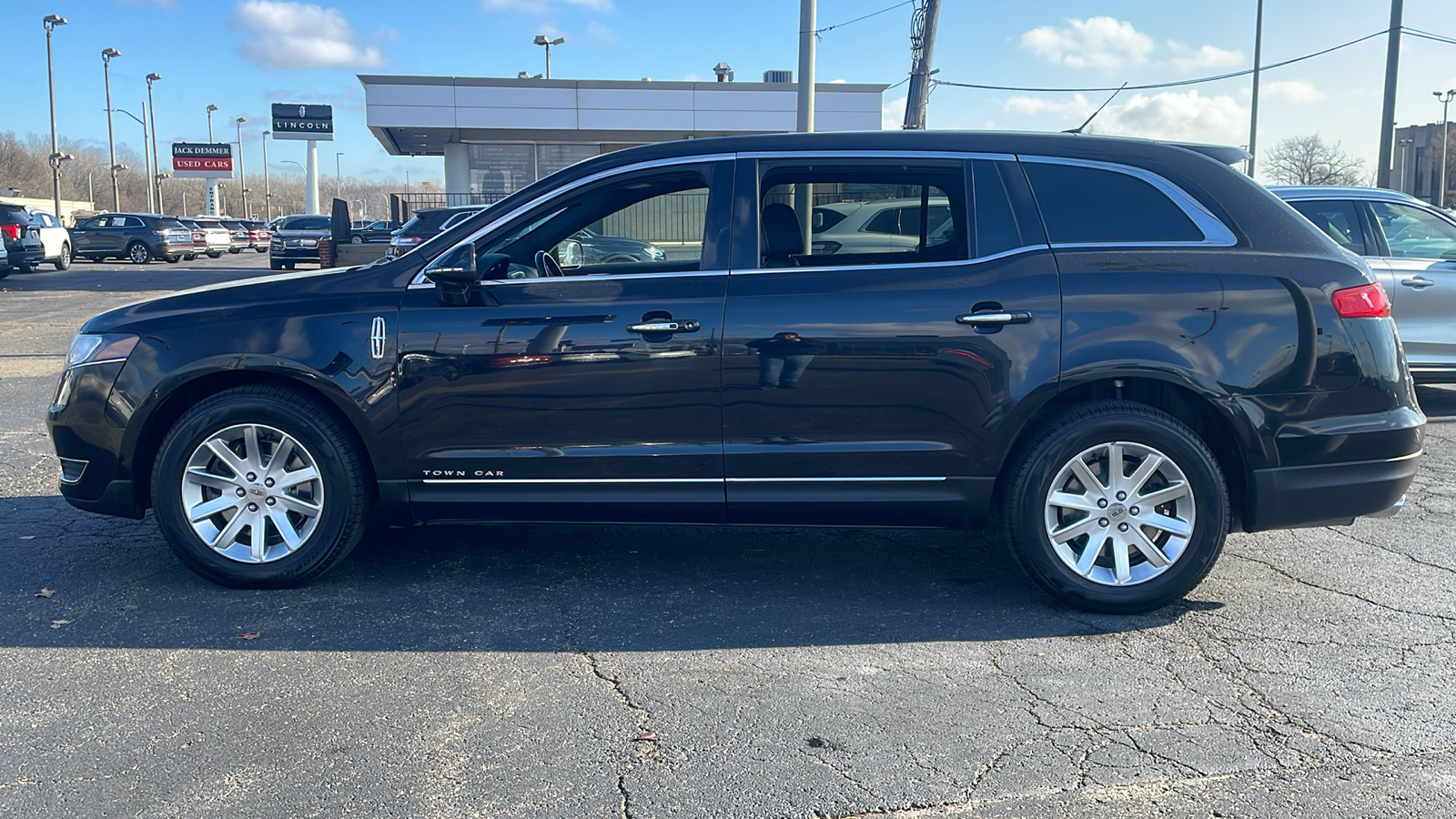 2018 Lincoln MKT Livery 6