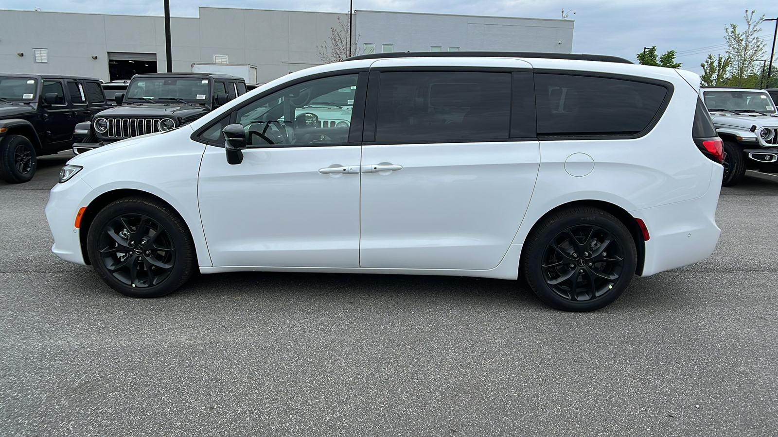 2024 Chrysler Pacifica Limited 8