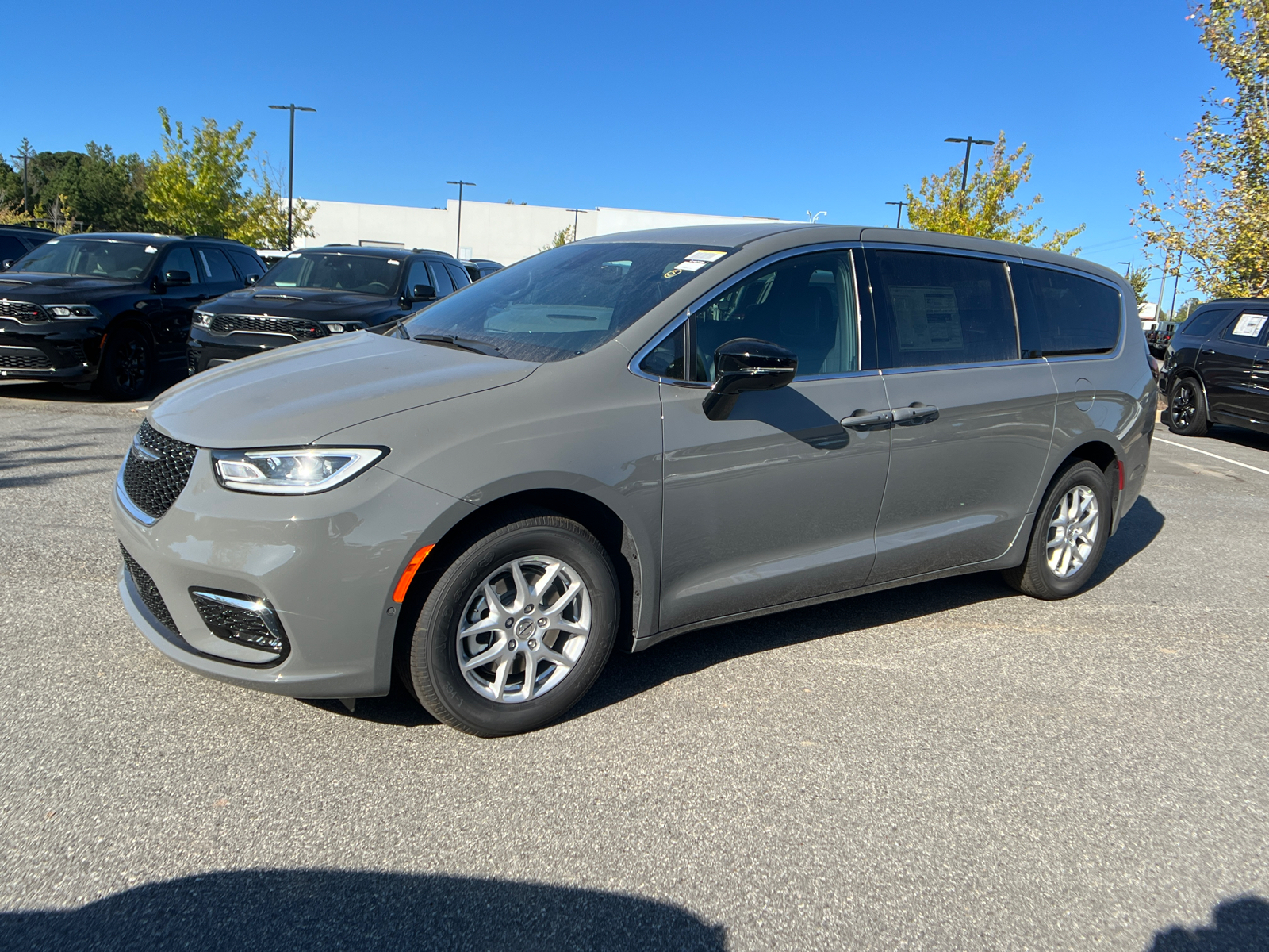 2025 Chrysler Pacifica Select 1