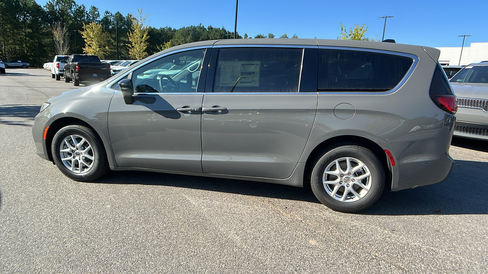 2025 Chrysler Pacifica Select 8