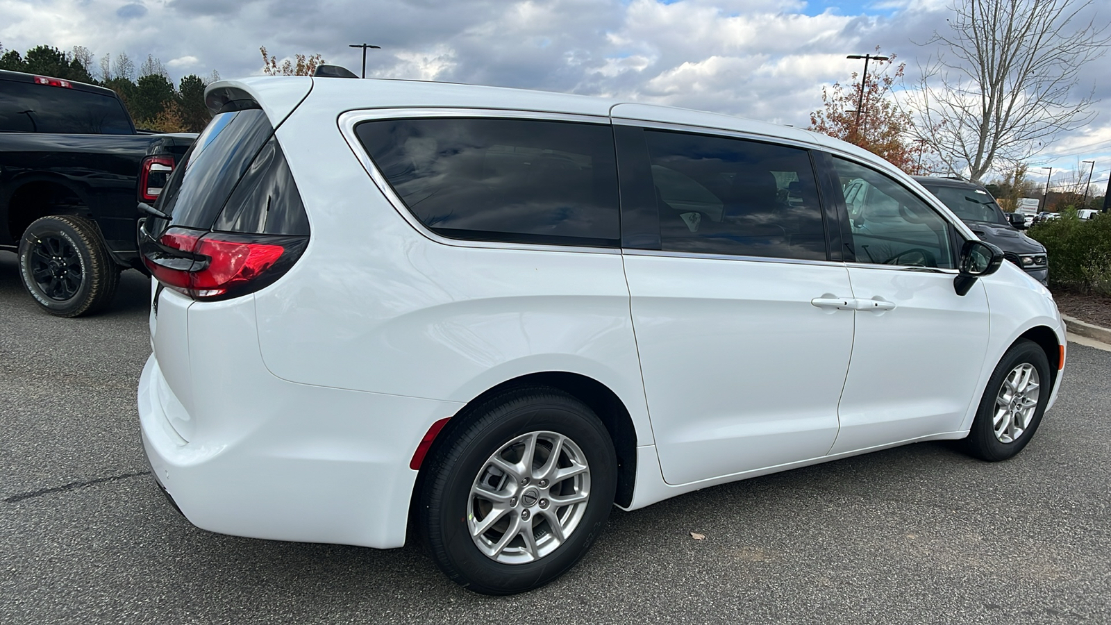 2025 Chrysler Pacifica Select 5