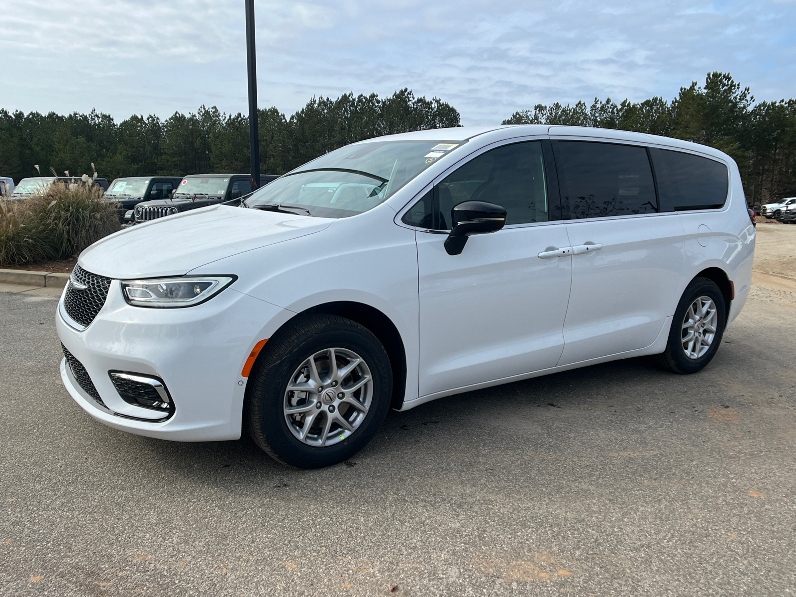 2025 Chrysler Pacifica Select 1