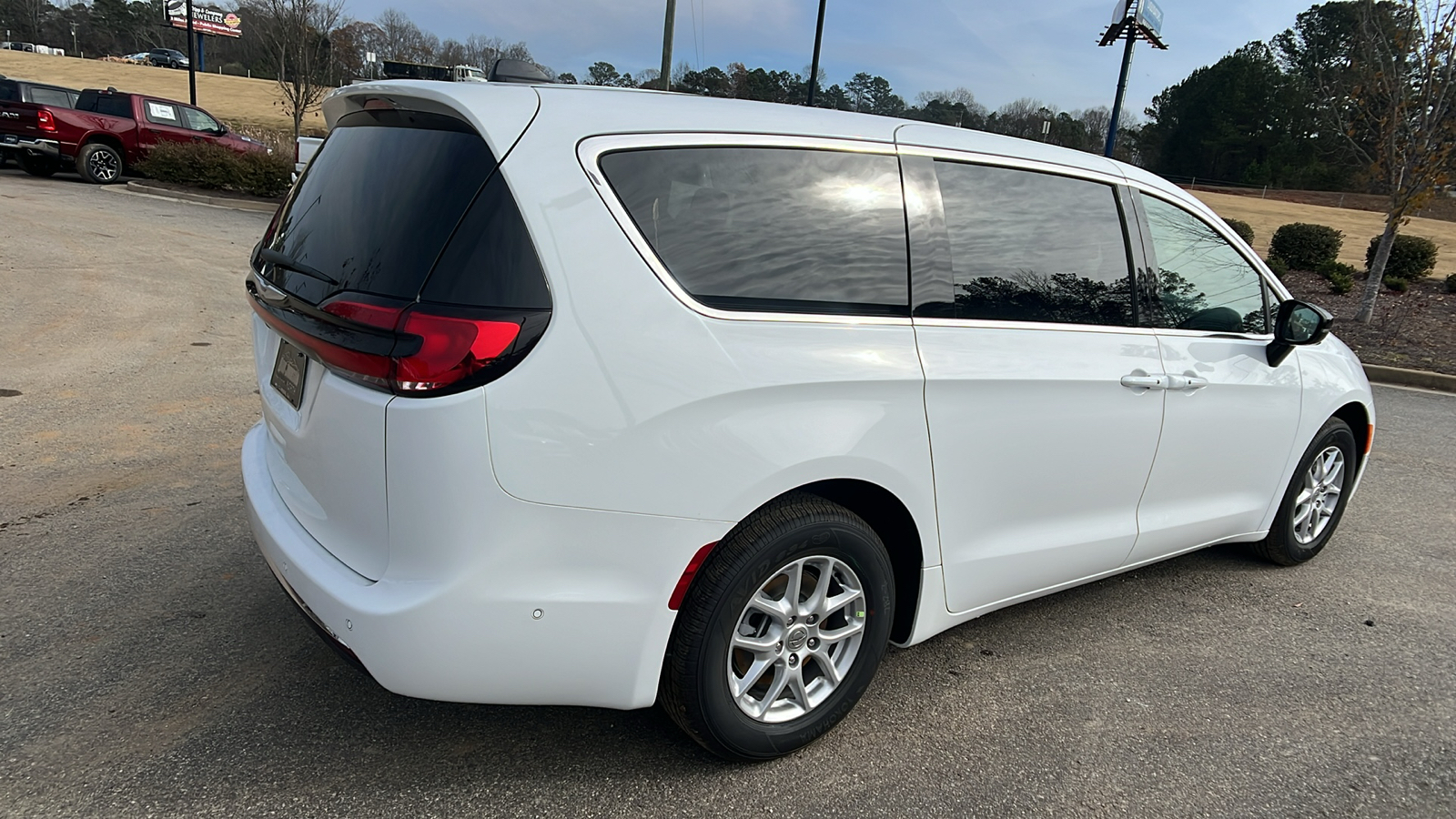 2025 Chrysler Pacifica Select 5