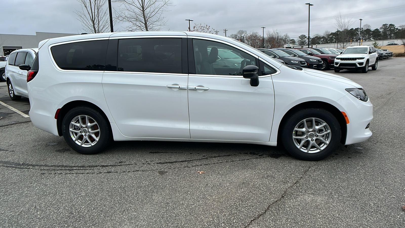 2025 Chrysler Voyager LX 4