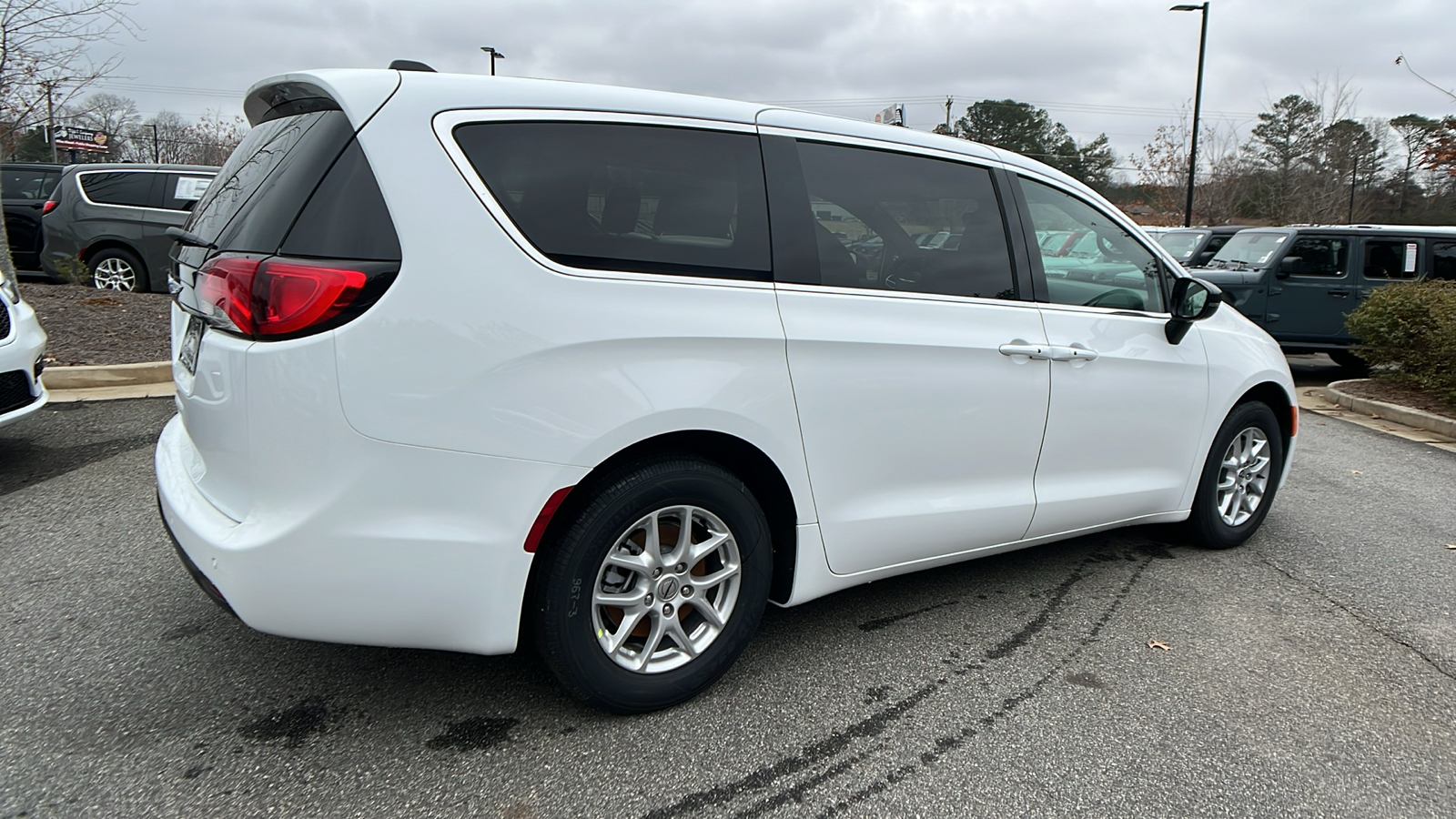 2025 Chrysler Voyager LX 5