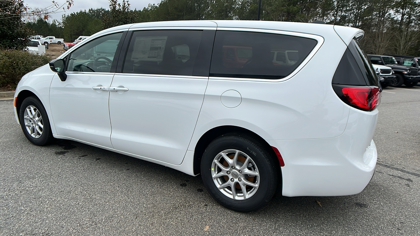 2025 Chrysler Voyager LX 7