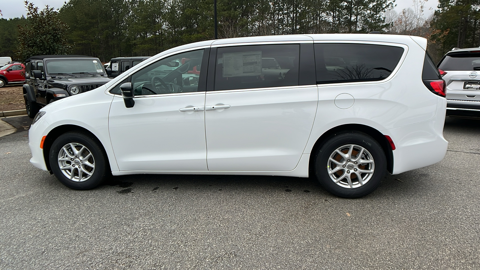 2025 Chrysler Voyager LX 8