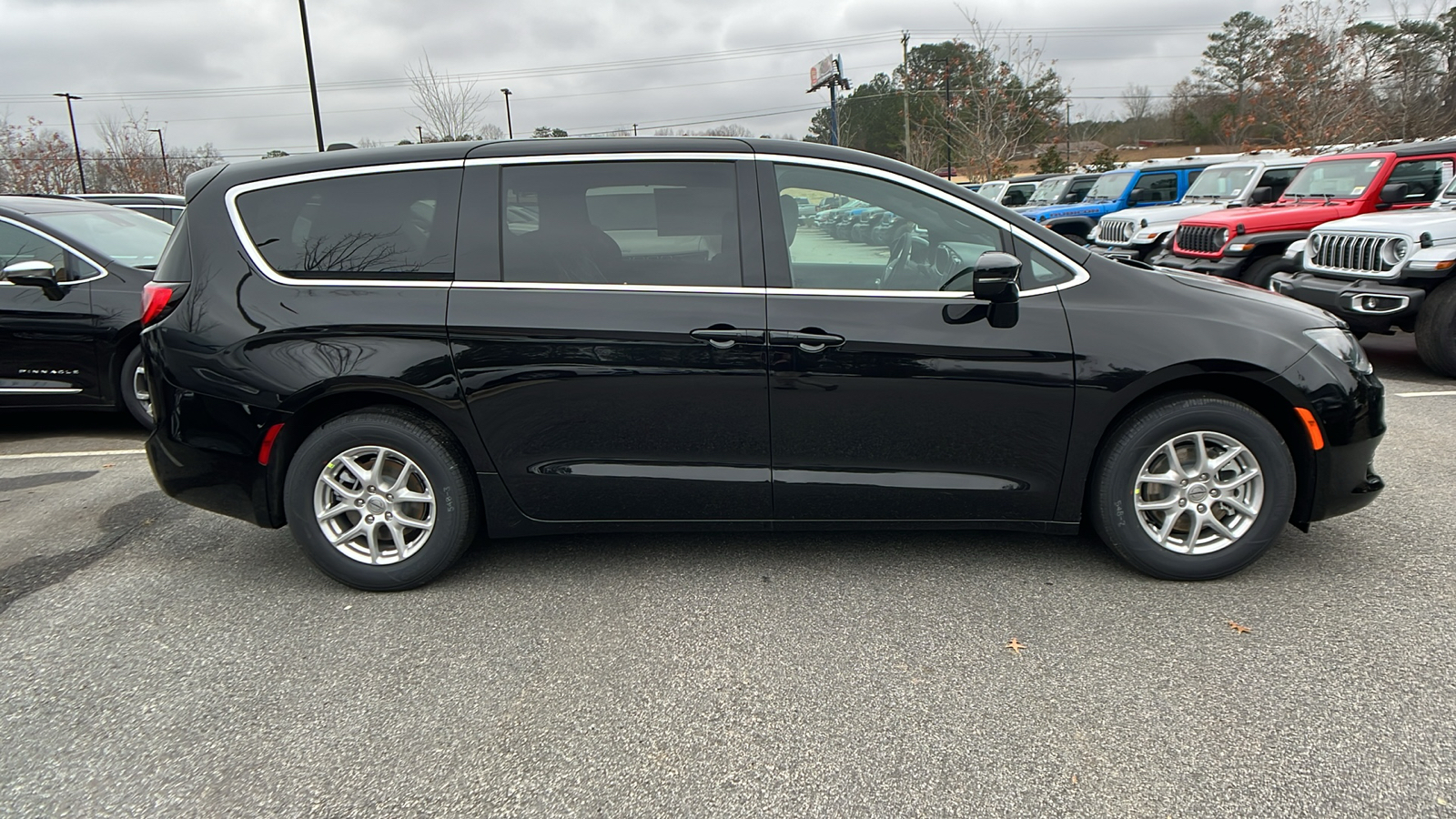 2025 Chrysler Voyager LX 4