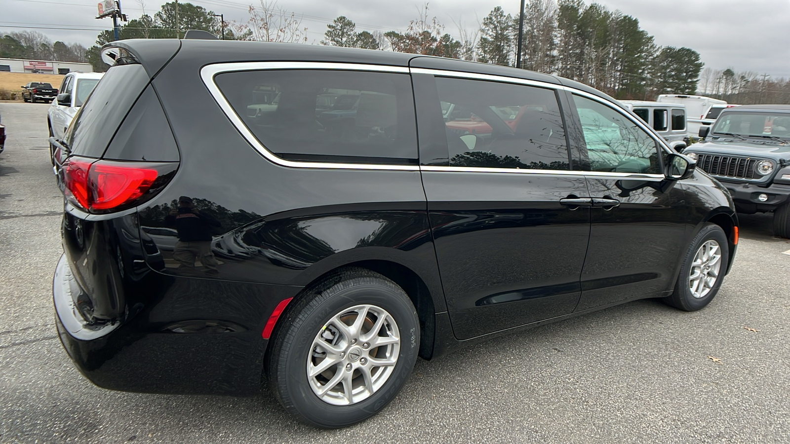 2025 Chrysler Voyager LX 5