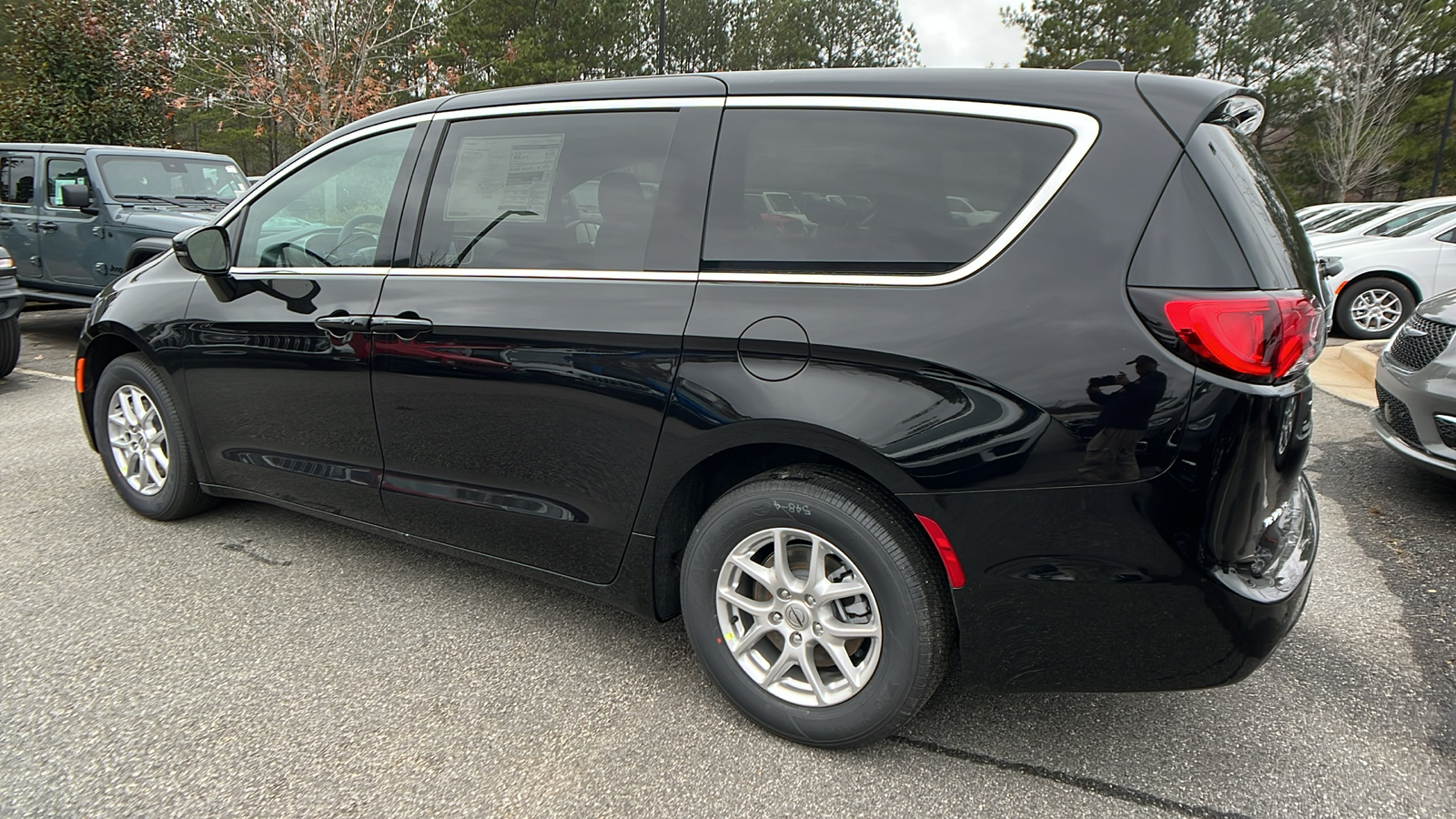 2025 Chrysler Voyager LX 7