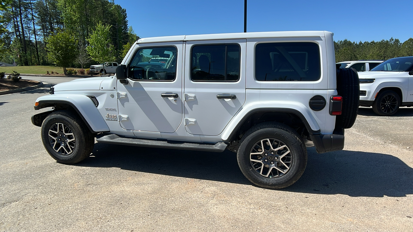 2024 Jeep Wrangler Sahara 8