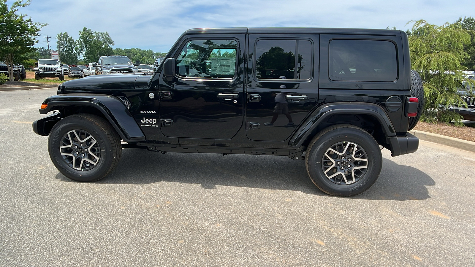 2024 Jeep Wrangler Sahara 8