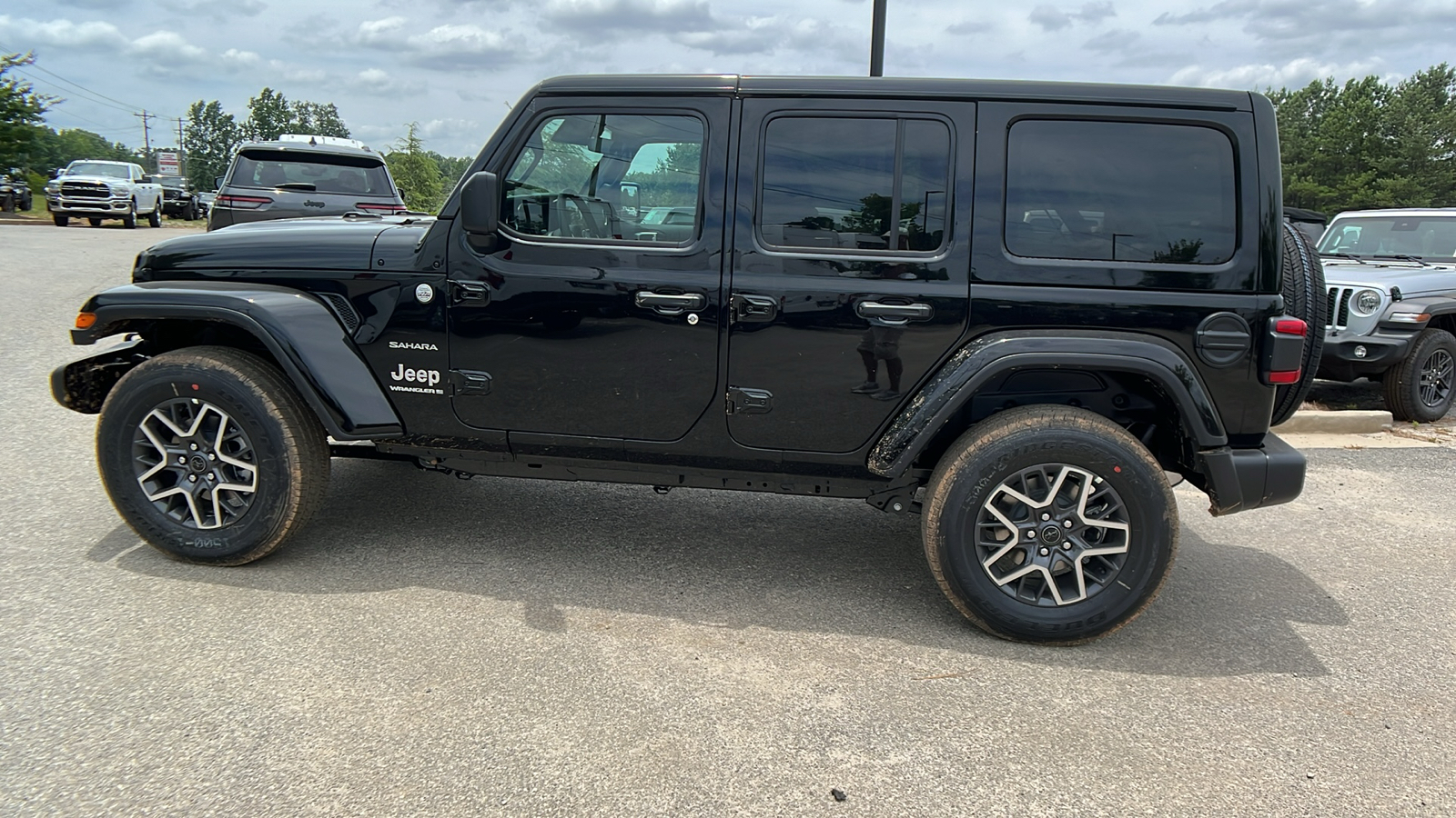 2024 Jeep Wrangler Sahara 8