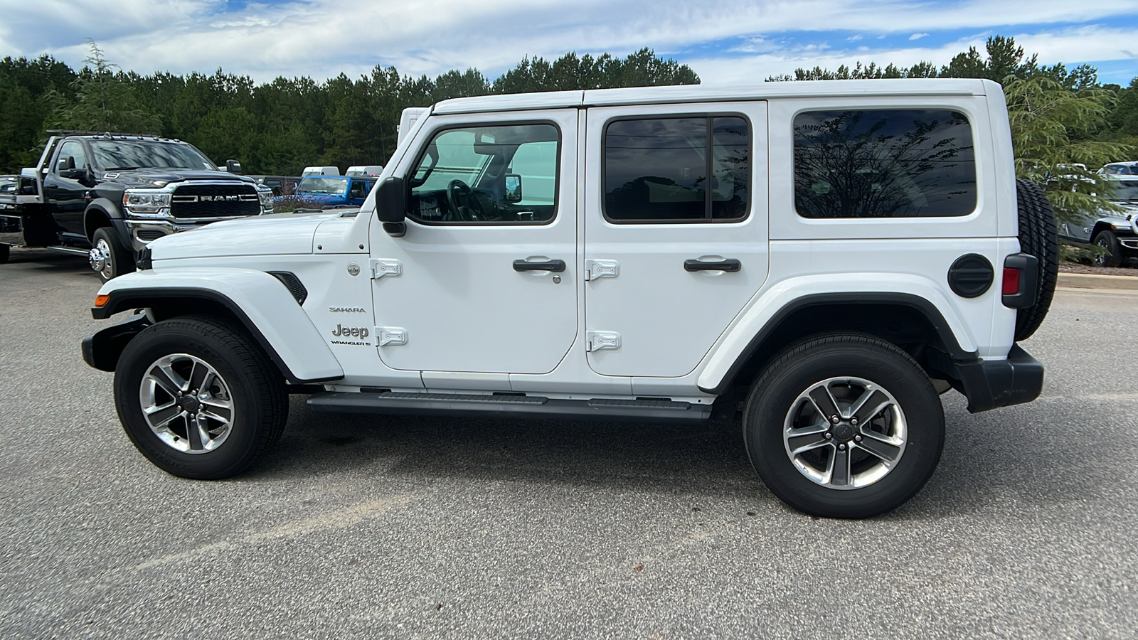 2023 Jeep Wrangler Sahara 8