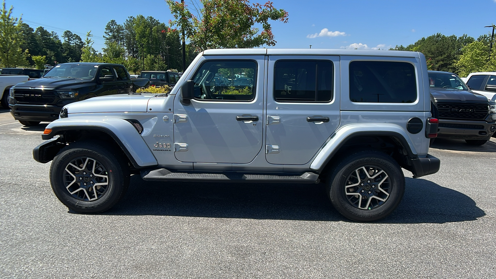 2024 Jeep Wrangler Sahara 8