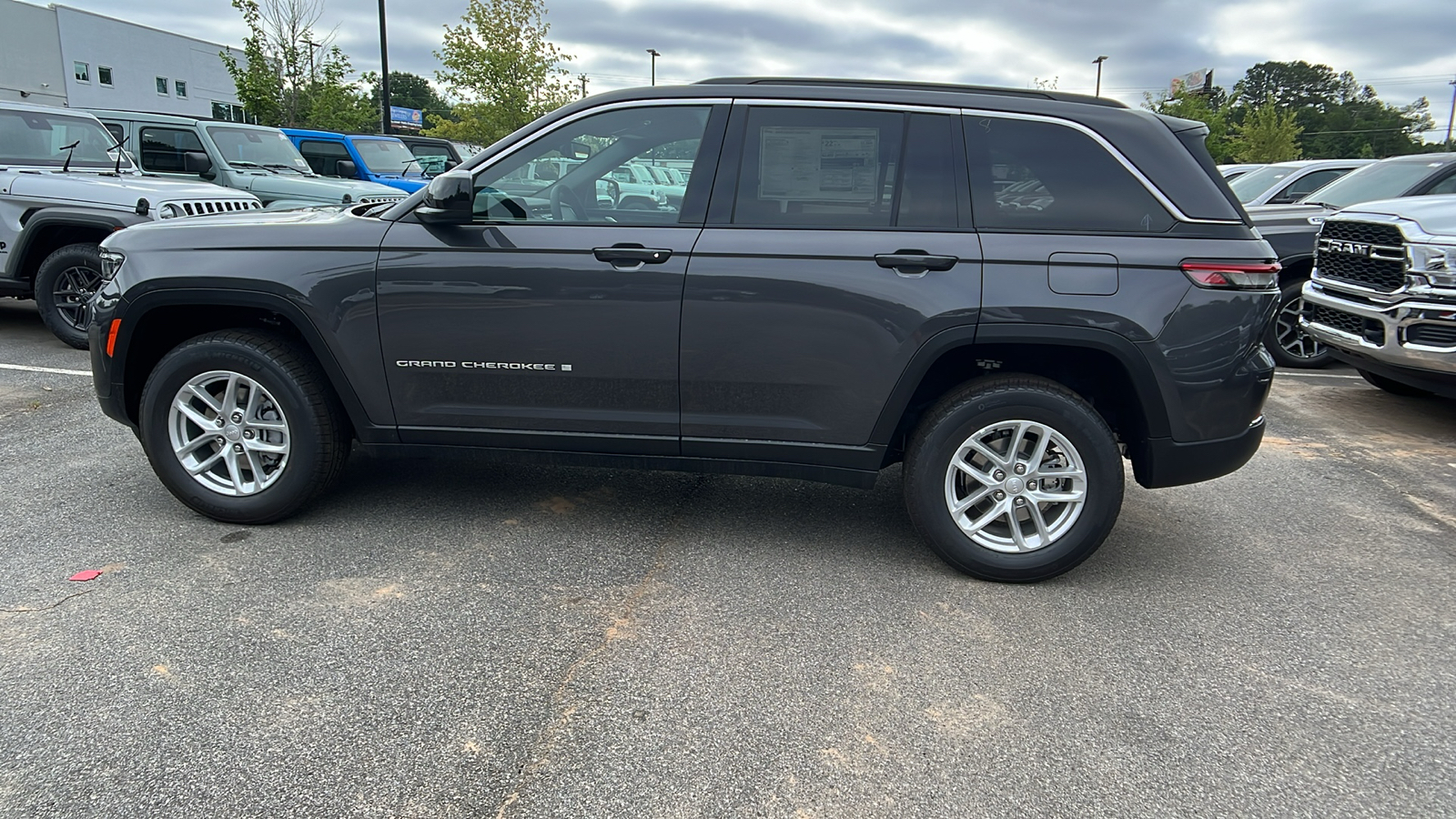 2024 Jeep Grand Cherokee Laredo X 8