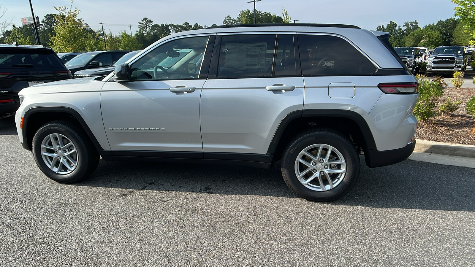 2024 Jeep Grand Cherokee Laredo X 8