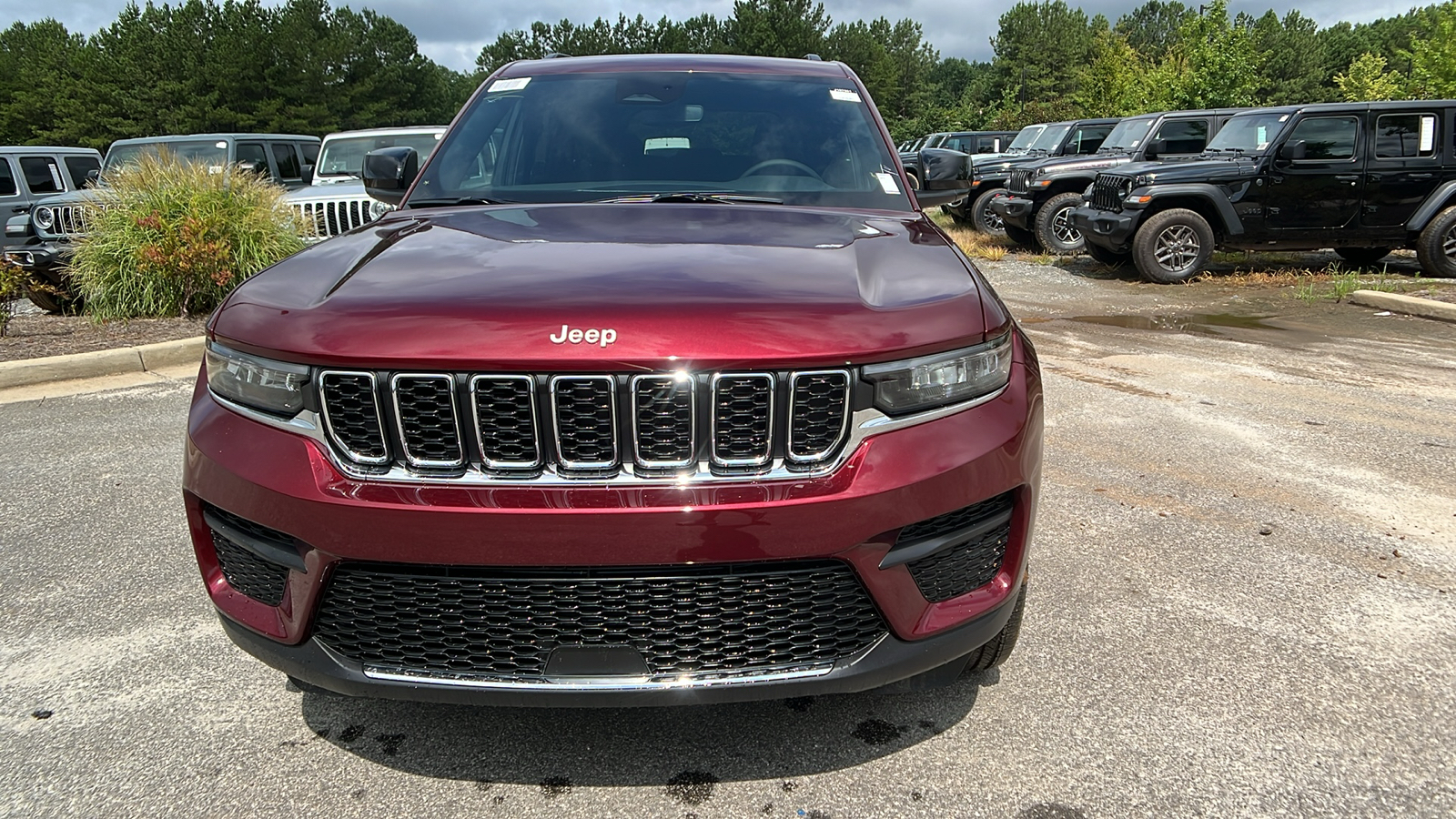 2024 Jeep Grand Cherokee Laredo 2