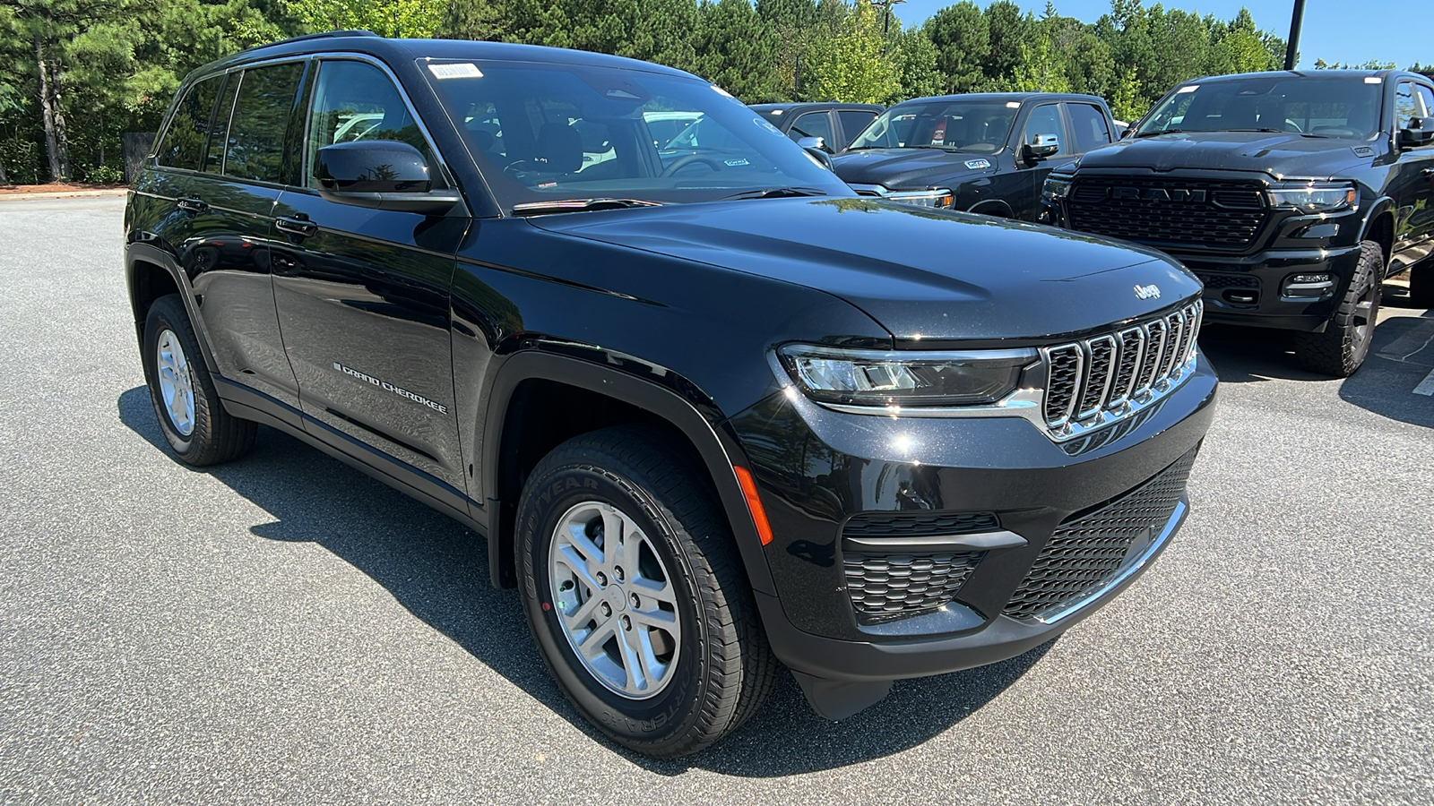 2024 Jeep Grand Cherokee Laredo 3