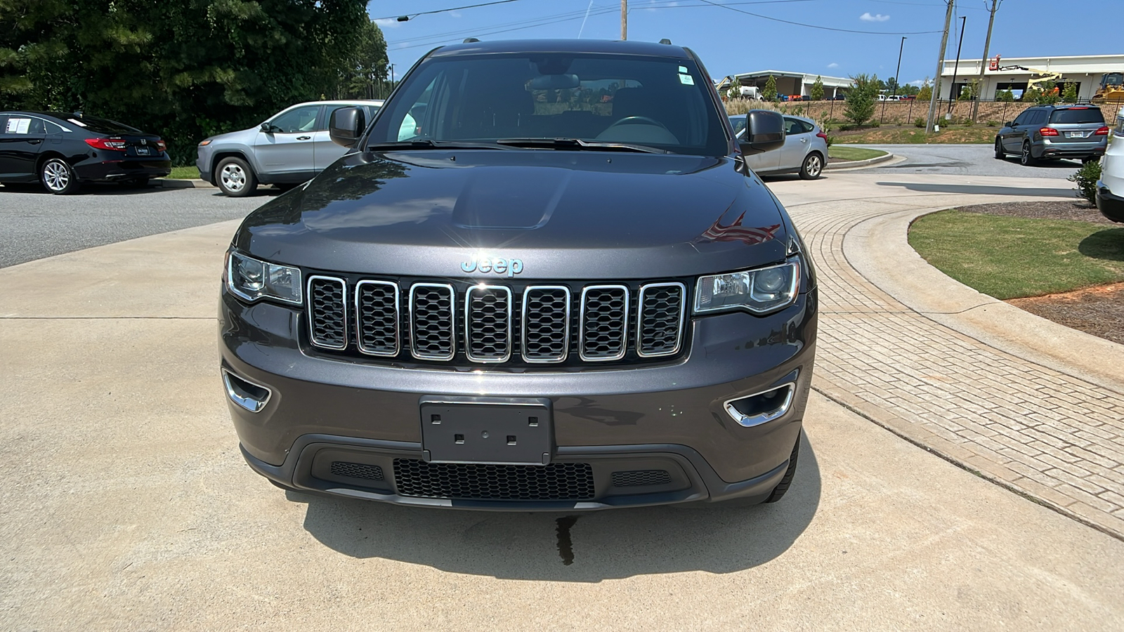 2019 Jeep Grand Cherokee Laredo E 2