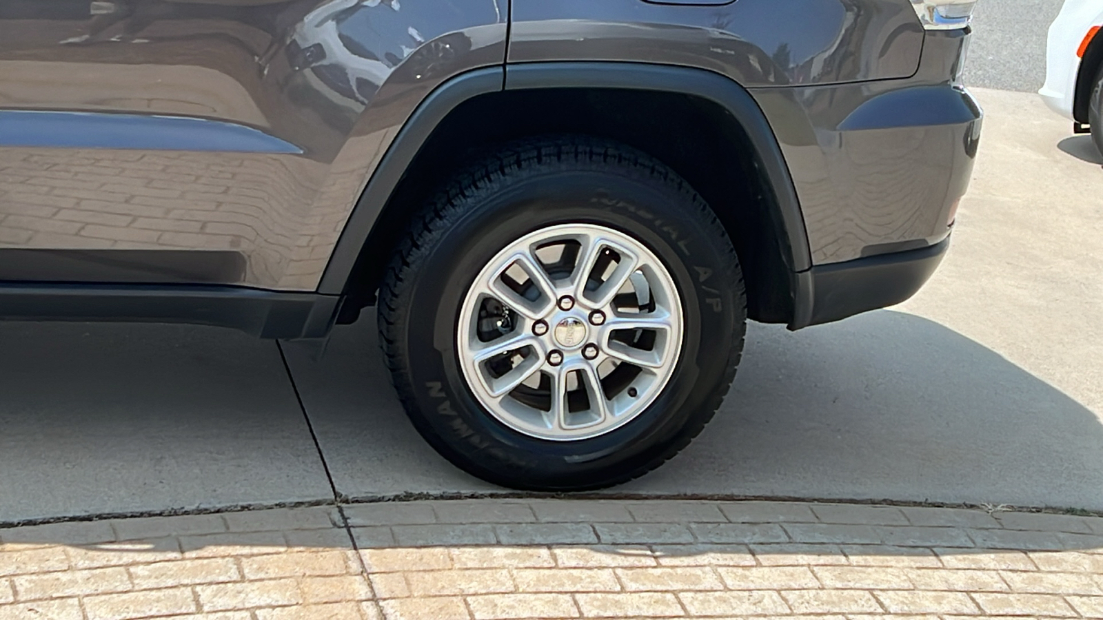 2019 Jeep Grand Cherokee Laredo E 9