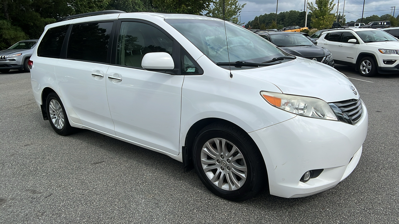 2014 Toyota Sienna XLE 3