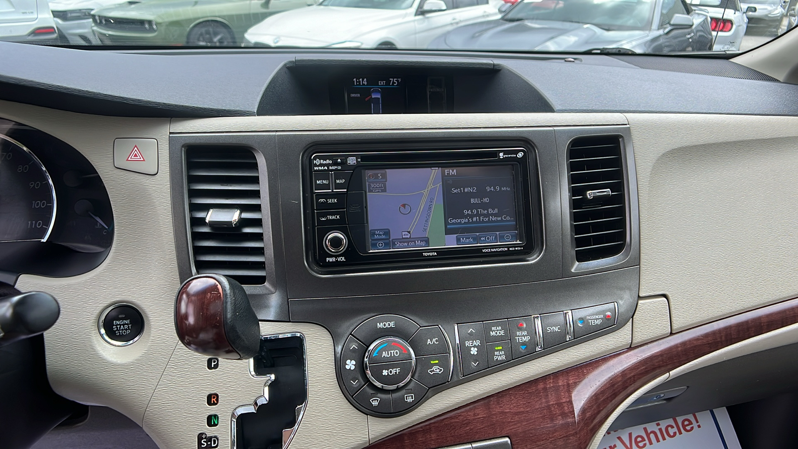 2014 Toyota Sienna XLE 27