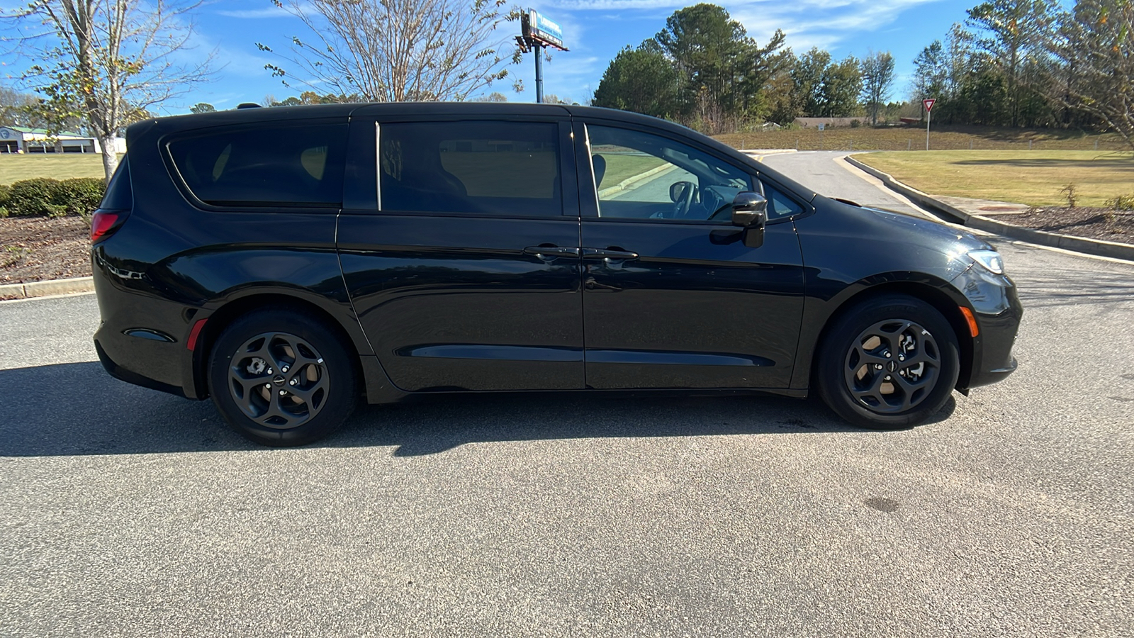 2022 Chrysler Pacifica Hybrid Touring L 4