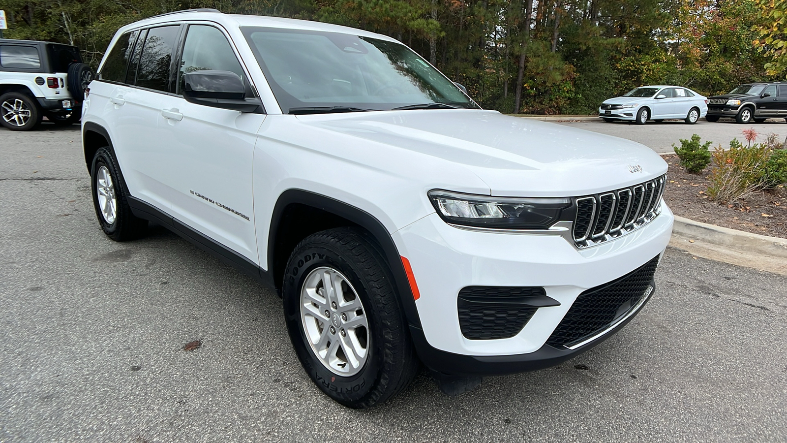 2023 Jeep Grand Cherokee Laredo 3