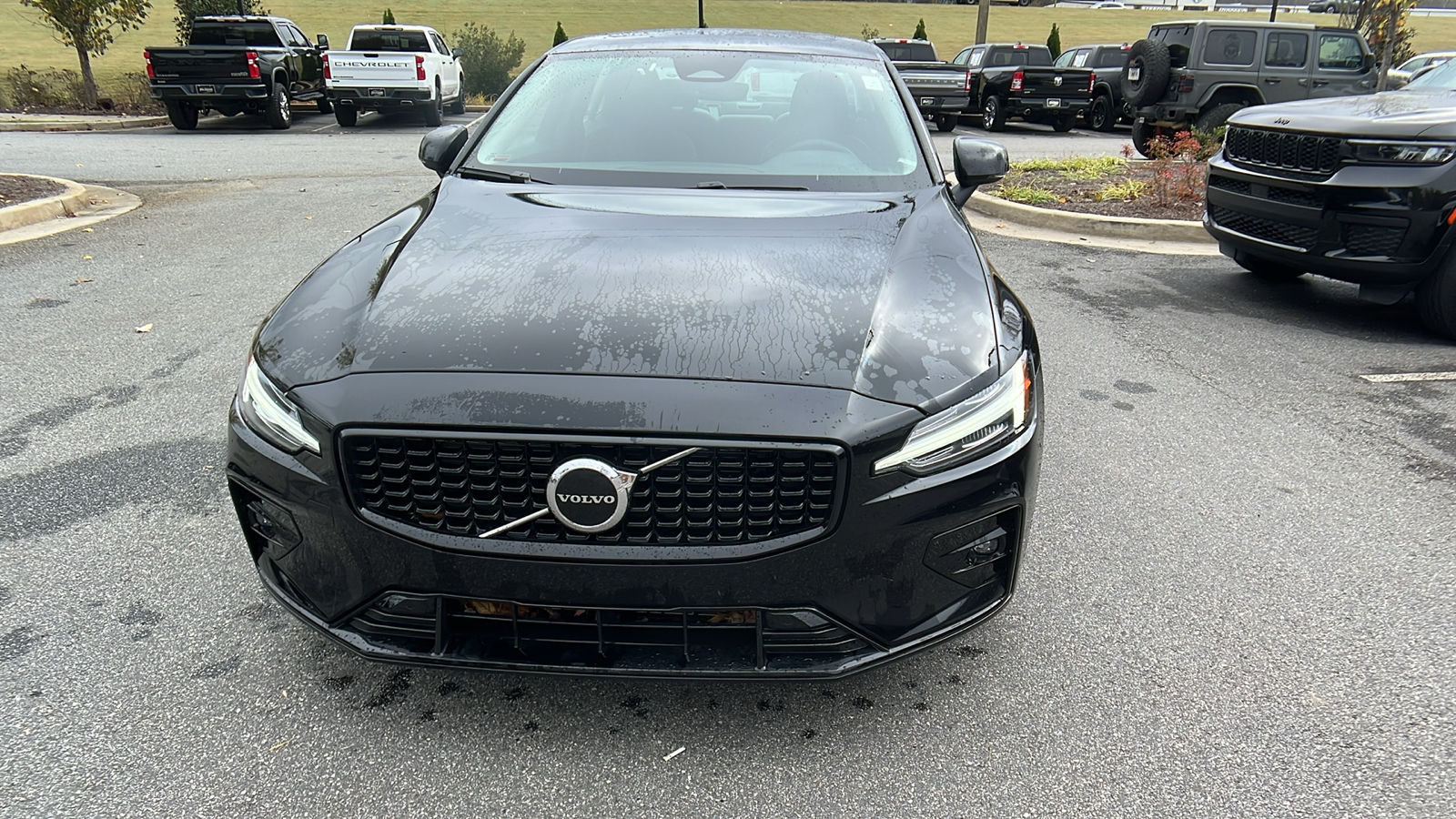 2024 Volvo S60 Core Dark Theme 2