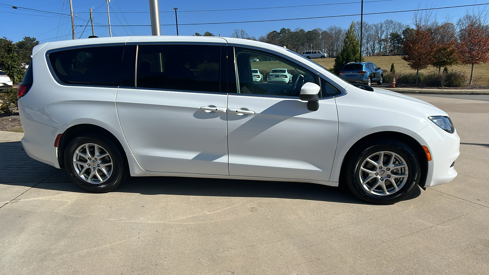 2022 Chrysler Voyager LX 4