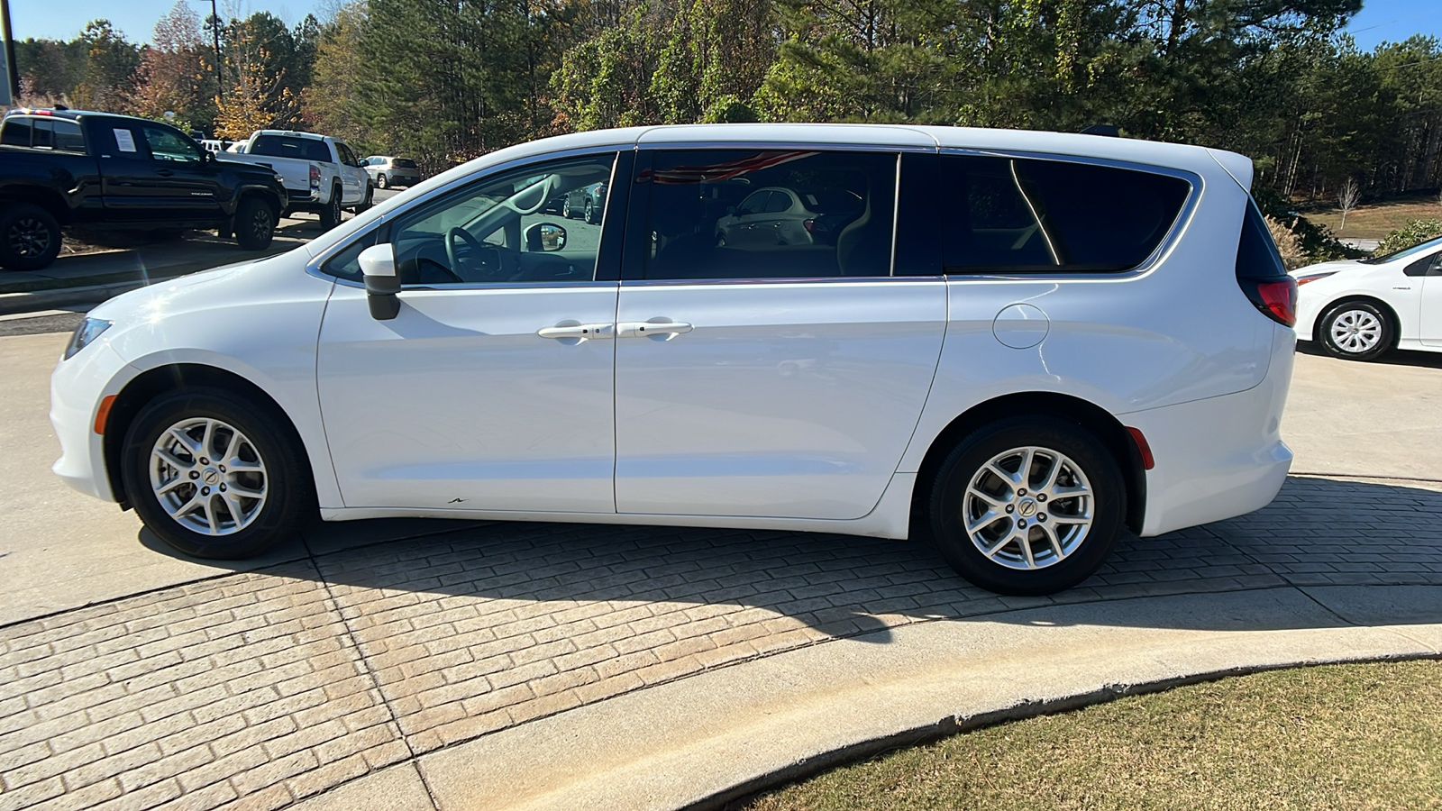 2022 Chrysler Voyager LX 8