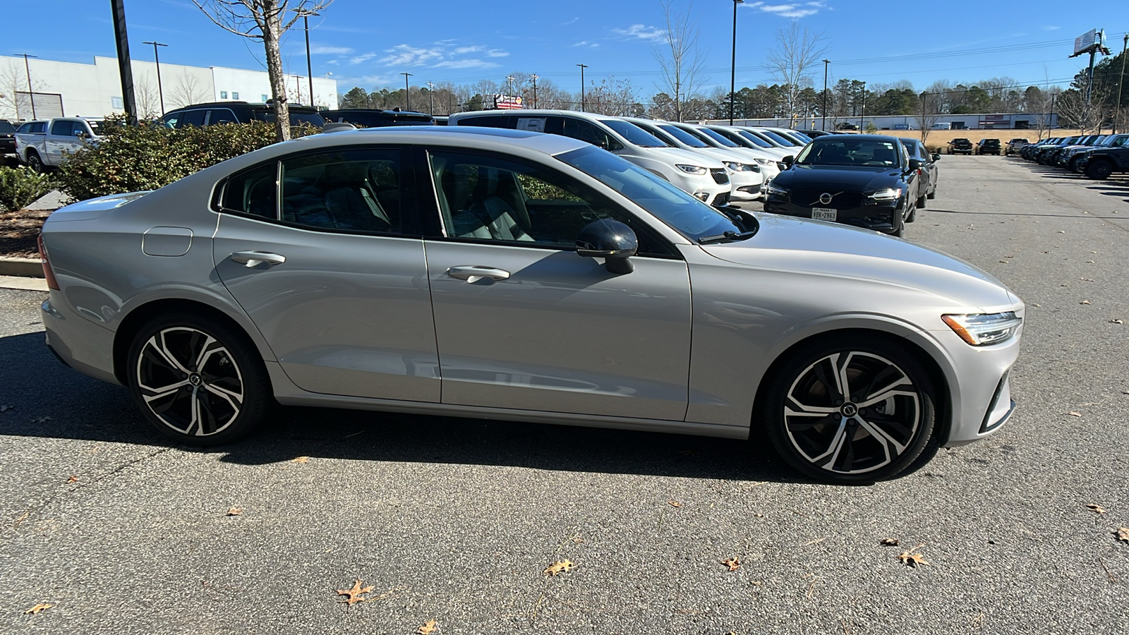 2024 Volvo S60 Core Dark Theme 4