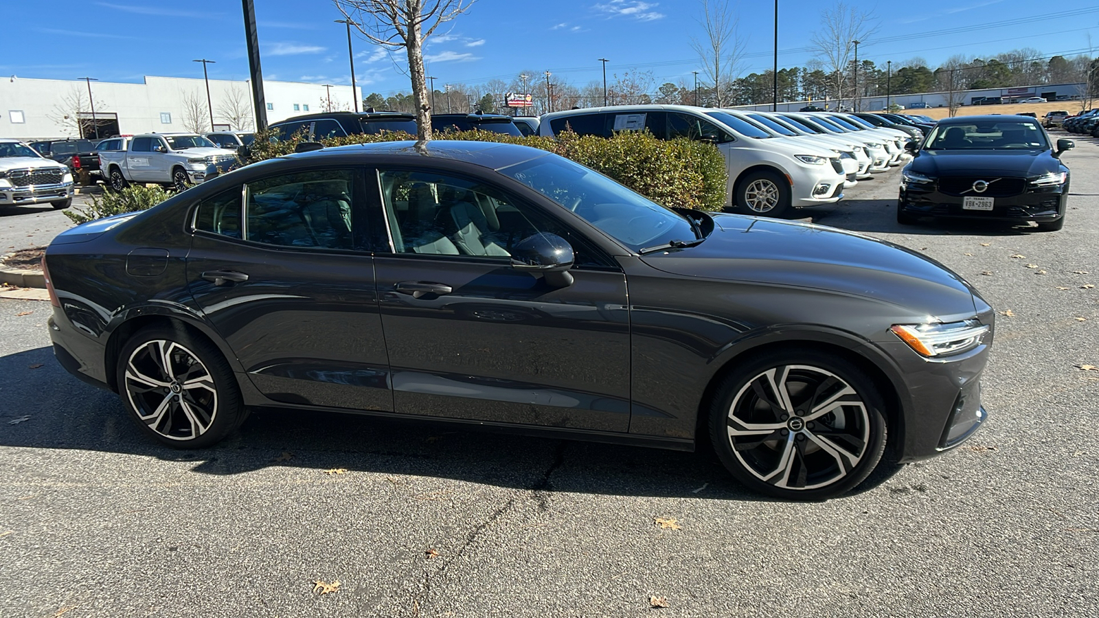 2024 Volvo S60 Core Dark Theme 4