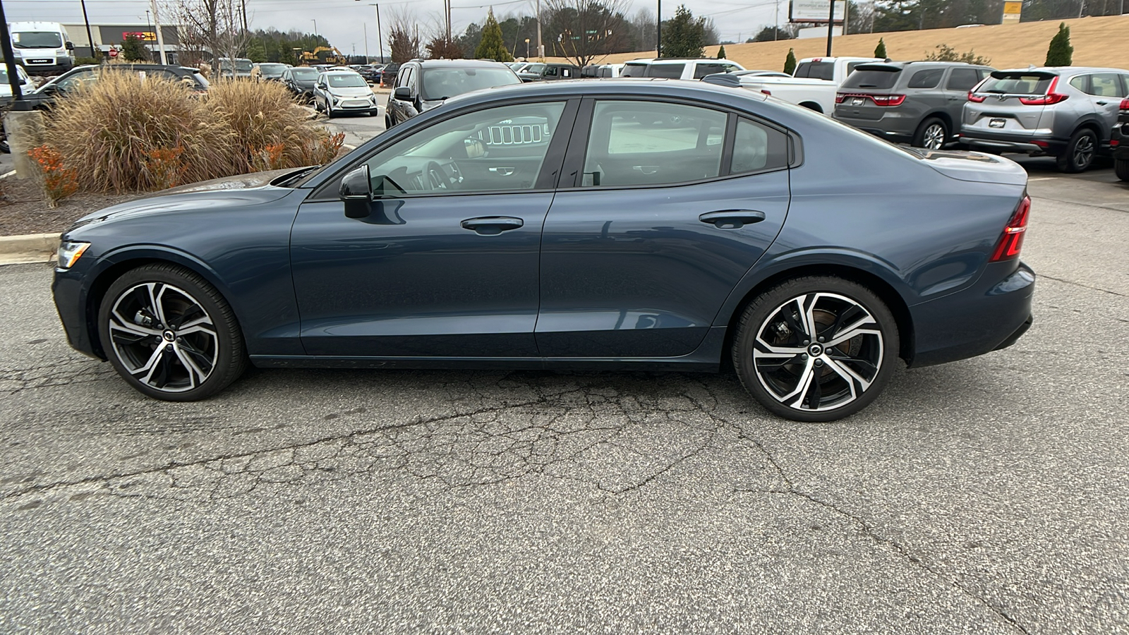 2024 Volvo S60 Core Dark Theme 8