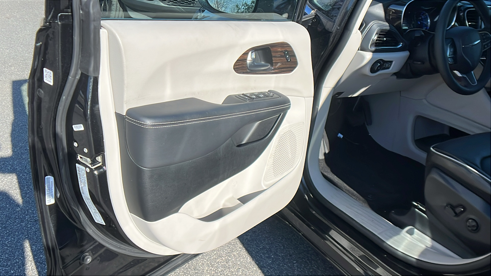 2023 Chrysler Pacifica Hybrid Limited 11