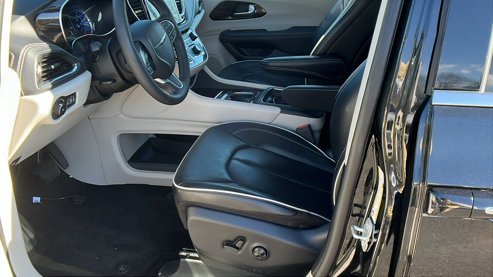 2023 Chrysler Pacifica Hybrid Limited 12