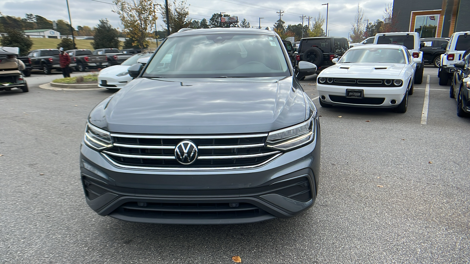 2023 Volkswagen Tiguan SE 2