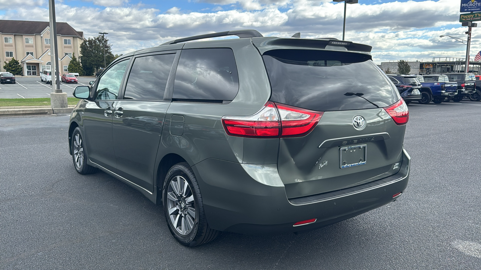 2018 Toyota Sienna XLE 12