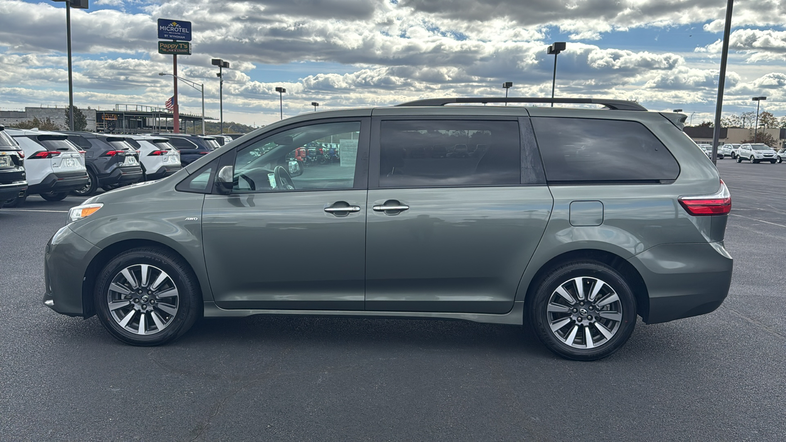 2018 Toyota Sienna XLE 13