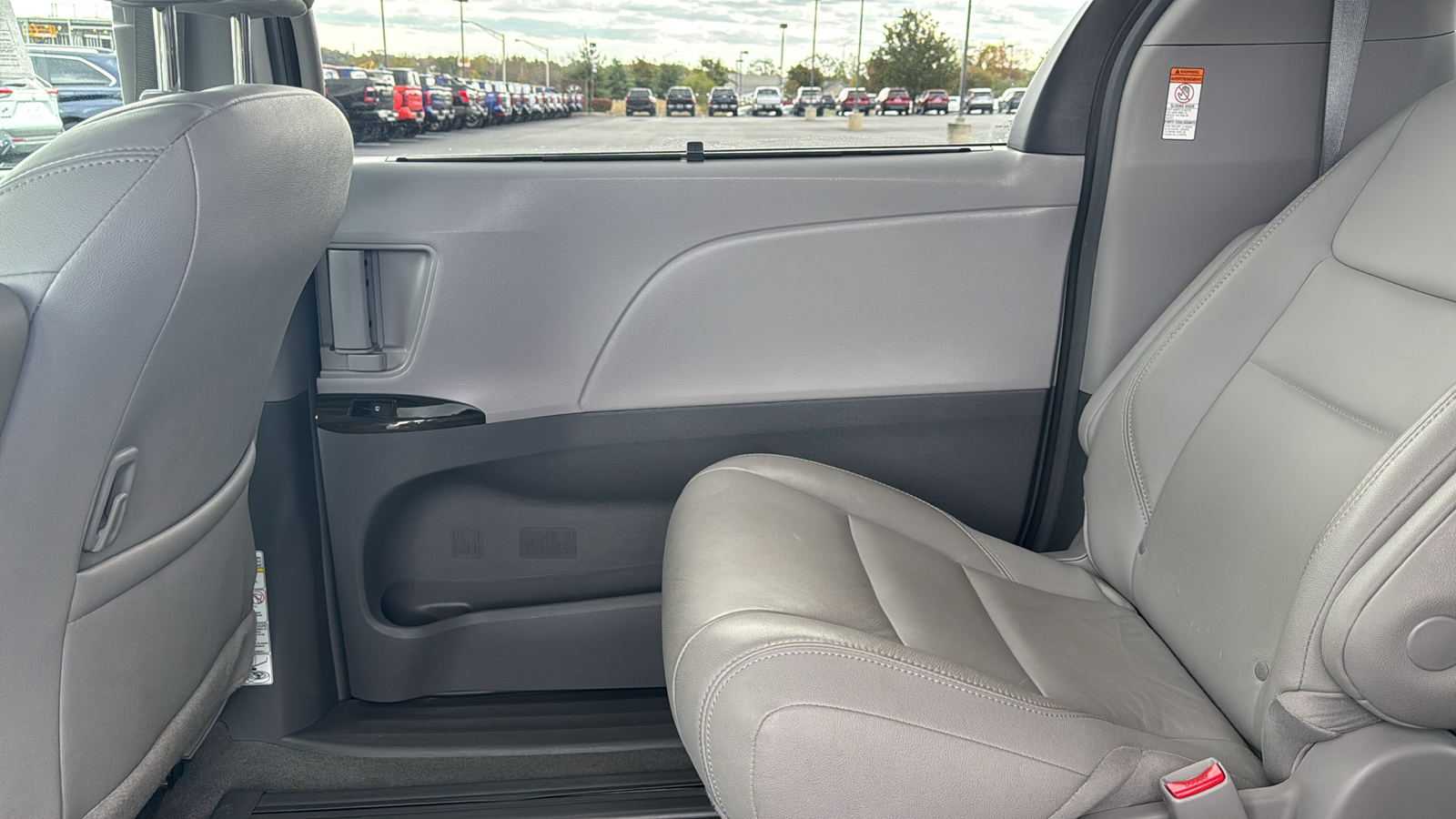 2018 Toyota Sienna XLE 14