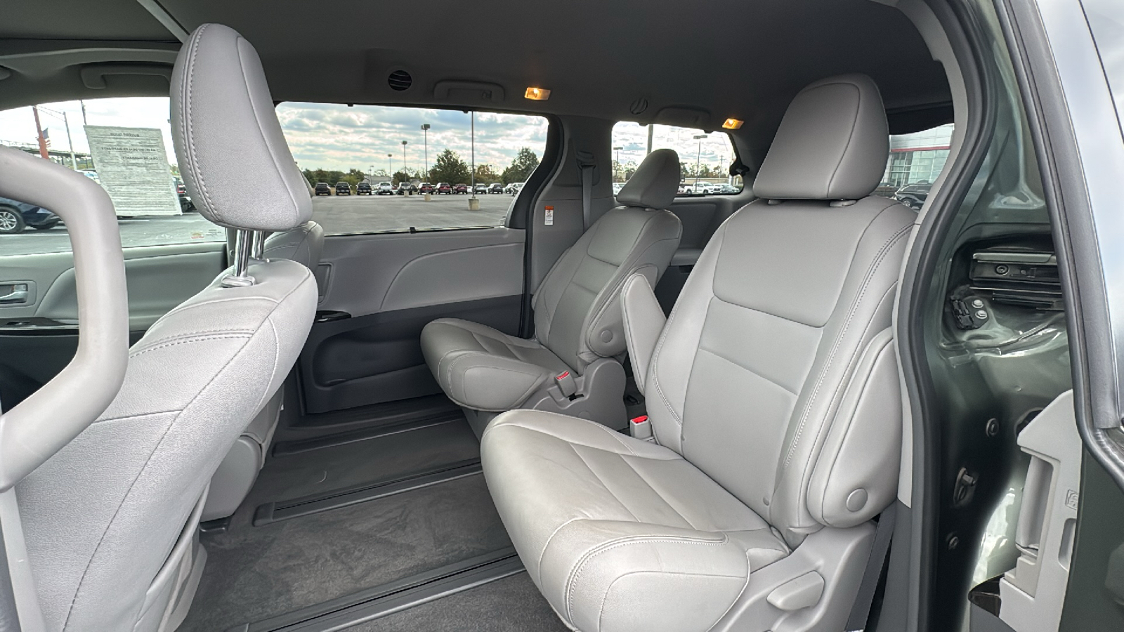 2018 Toyota Sienna XLE 15