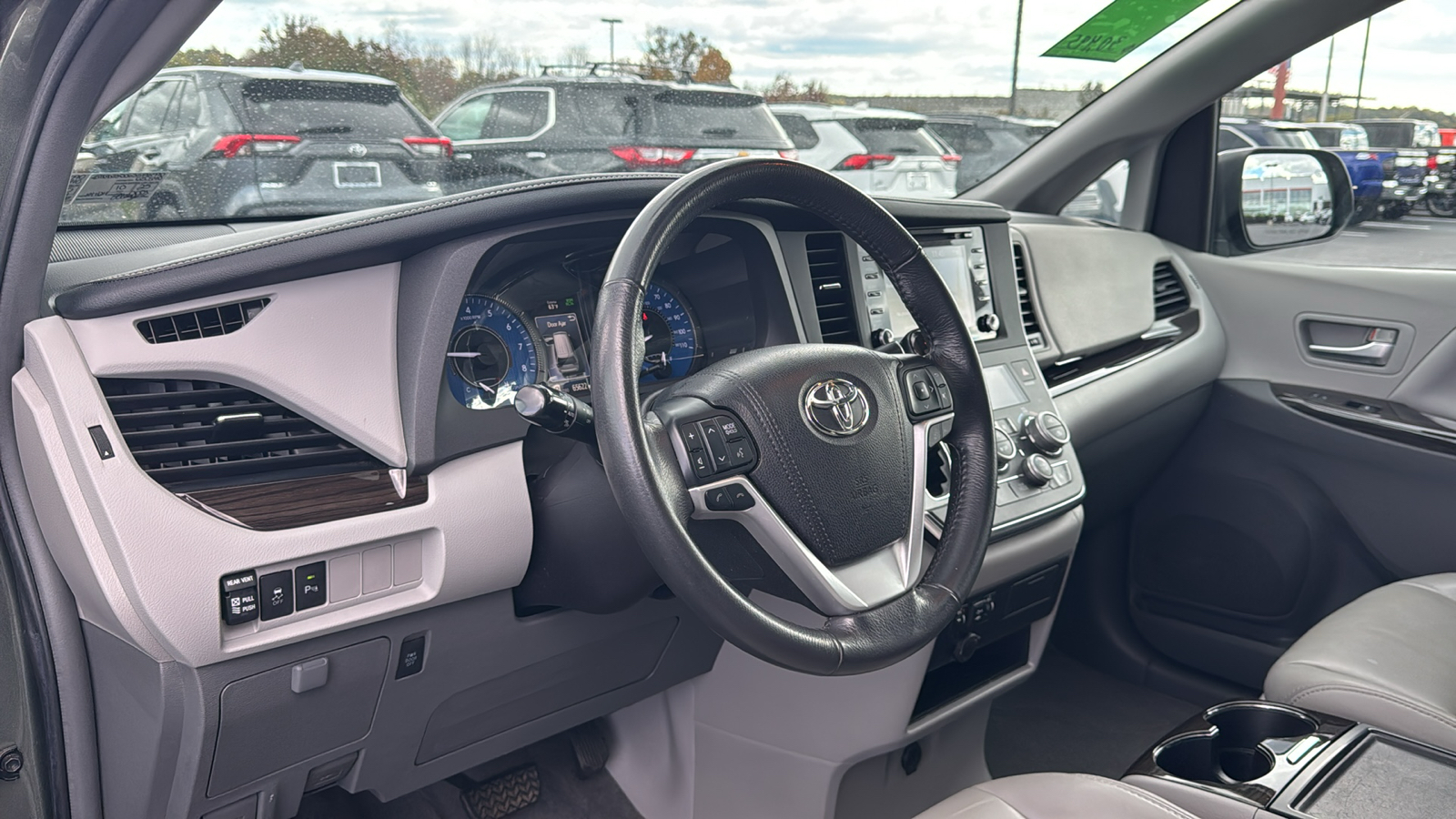 2018 Toyota Sienna XLE 25