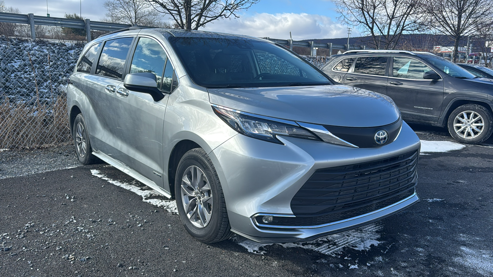 2021 Toyota Sienna XLE 3