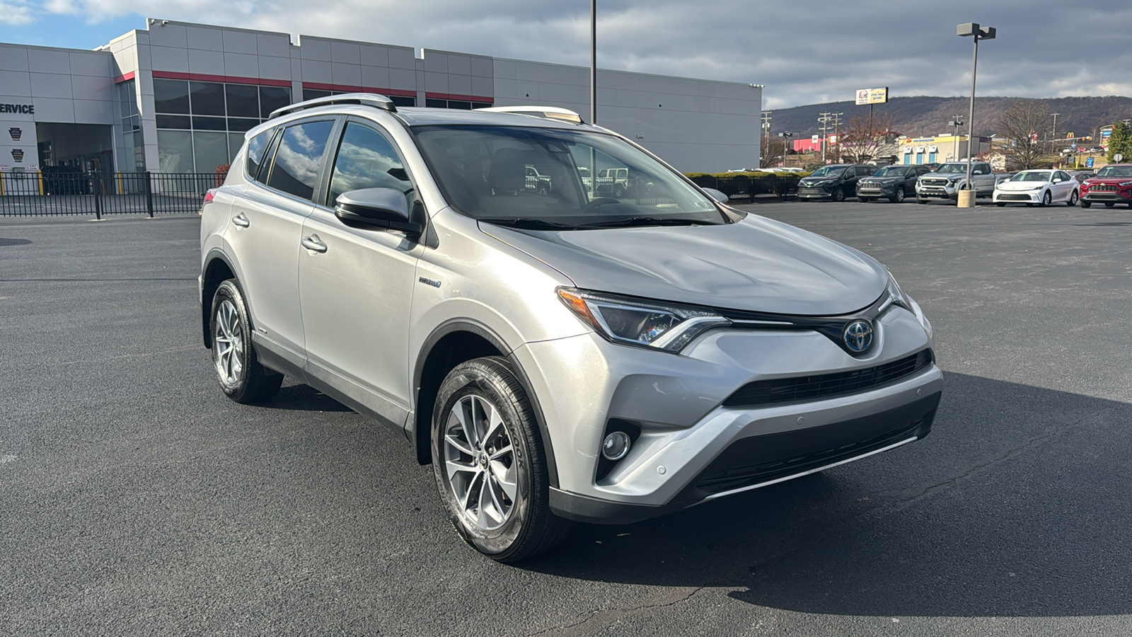 2018 Toyota RAV4 Hybrid XLE 3