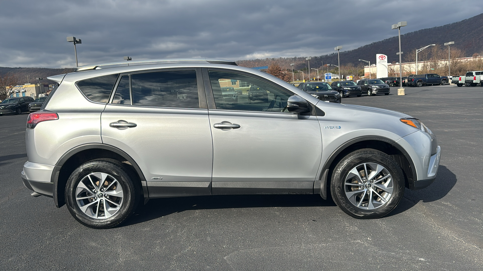 2018 Toyota RAV4 Hybrid XLE 4