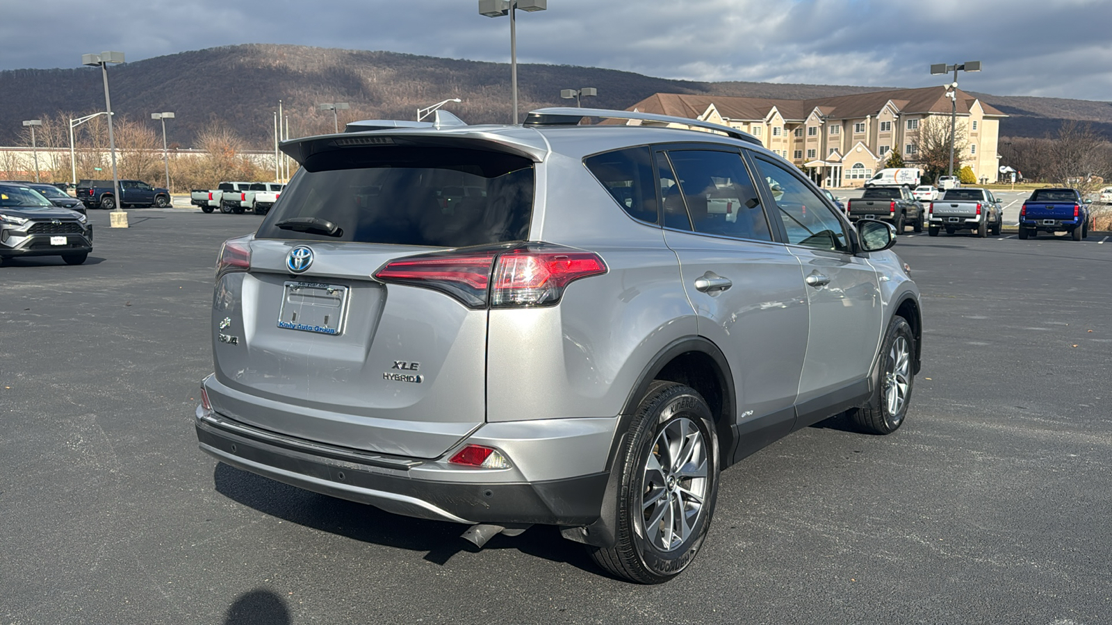 2018 Toyota RAV4 Hybrid XLE 8