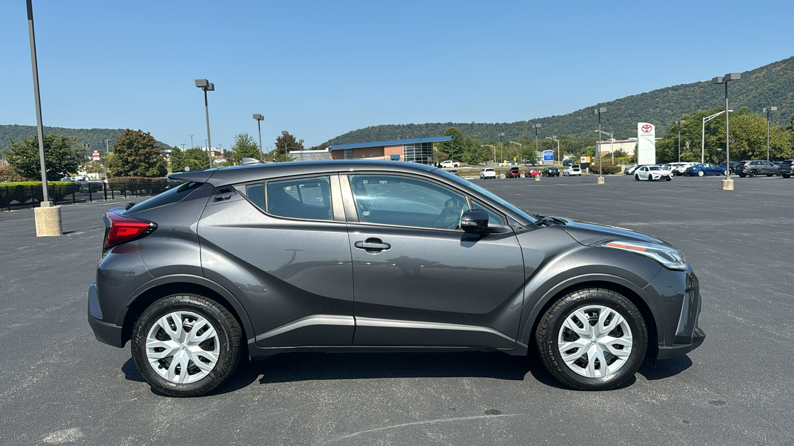 2021 Toyota C-HR LE 4